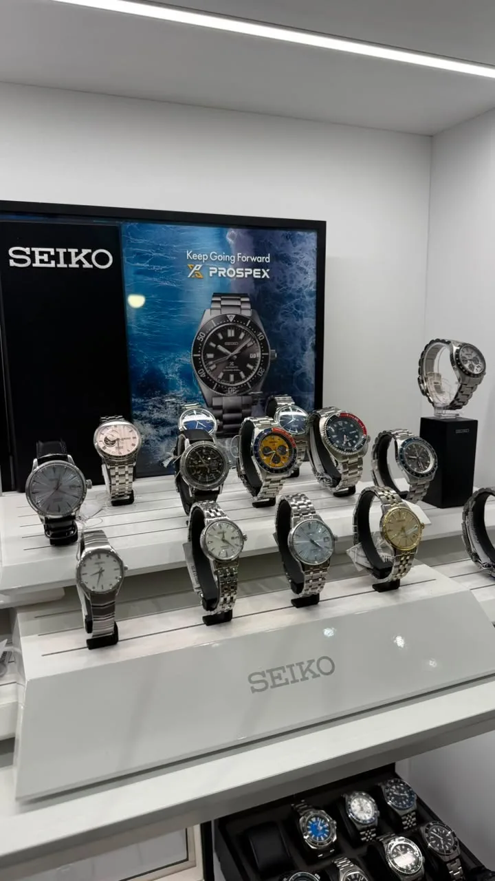 Prateleira de relógios Seiko na loja Christian Joias