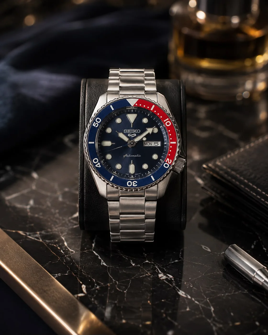 Relógio Seiko 5 Sports SRPD53B1 automático azul e vermelho